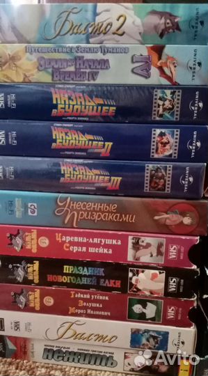Видеокассеты с фильмами, мультфильмами