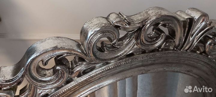 Круглое зеркало в классическом стиле