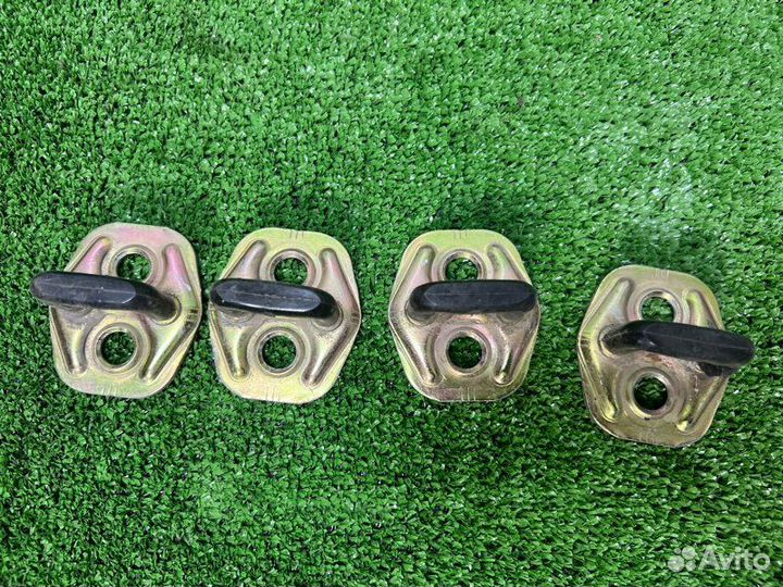 Петля замка двери Nissan Almera N16 1.5 QG15 2005