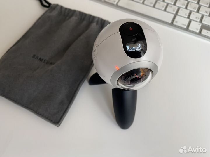 Панорамная видеокамера Samsung Gear360