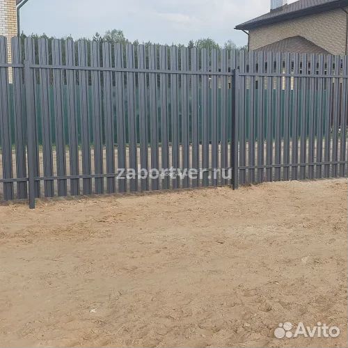 Забор из металлического штакетника