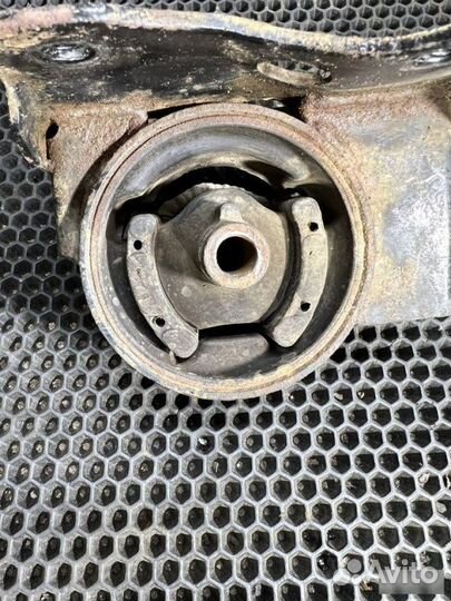 Подушка кпп Nissan Wingroad Y11 2001-2005