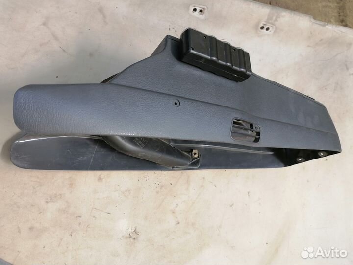 Консоль центральная с прикуриват. Renault 19 1998