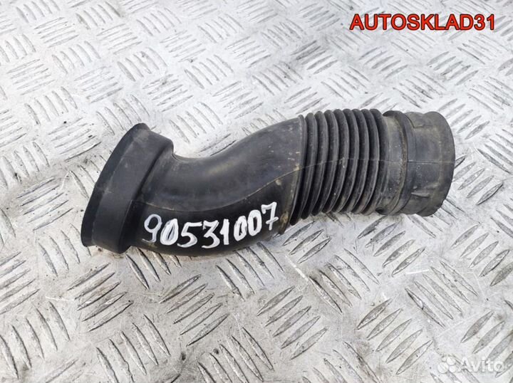 Патрубок воздуховода Opel Astra H 90531007