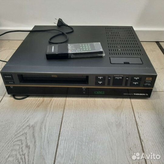 Видеомагнитофон с пультом thomson