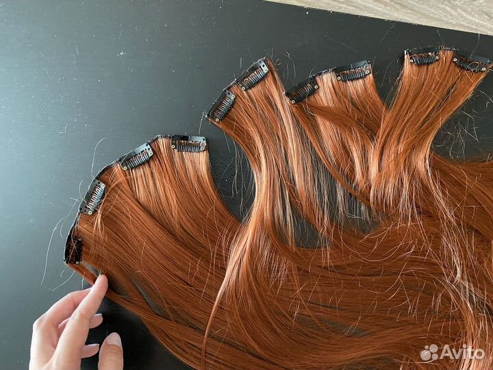 Волосы на заколках рыжие