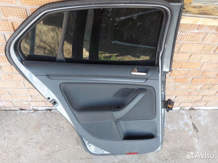 Стекло заднее левое Volkswagen Jetta 5