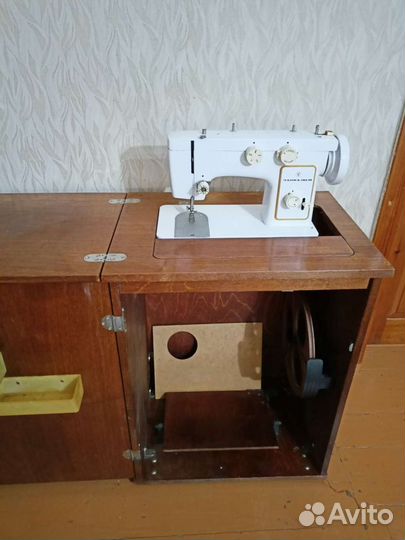 Швейная машина Чайка 142 м