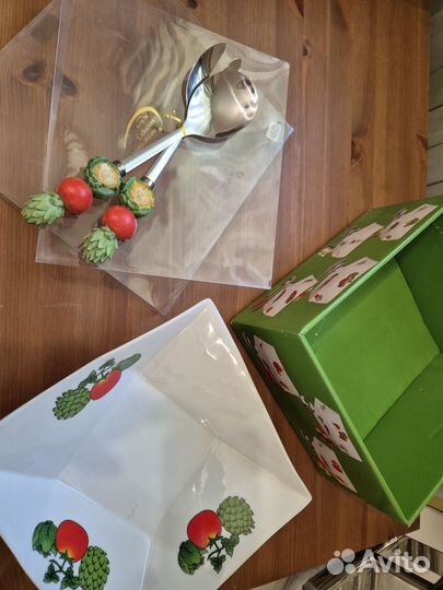 Салатник фарфоровый с ложкой и вилкой