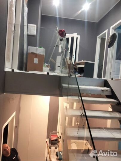 Стеклянные ограждения лестничного марша