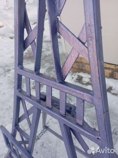 Эйфелева башня в человеческий рост