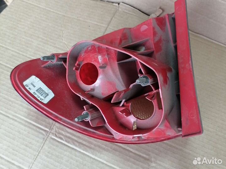 Фонарь задний левый Тойота Авенсис1 универсал