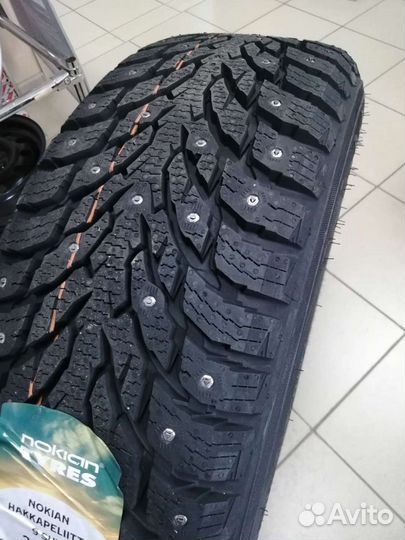 Nokian Tyres Hakkapeliitta 9 215/70 R16 104H
