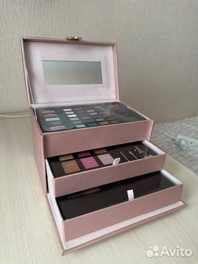 Чемодан с бьюти кейсом