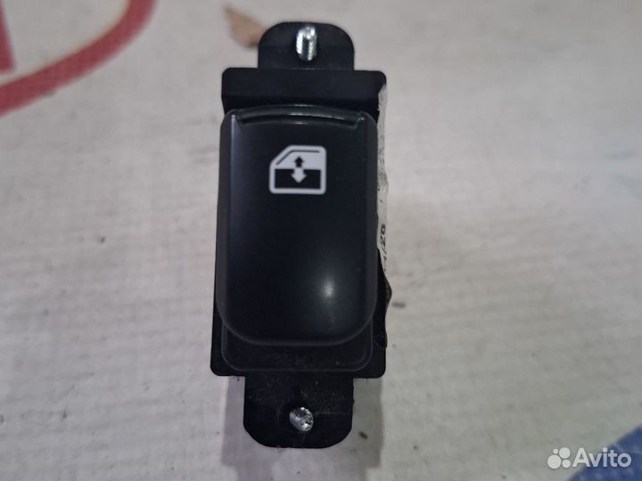 Кнопка стеклоподъемника передняя правая Hyundai h1