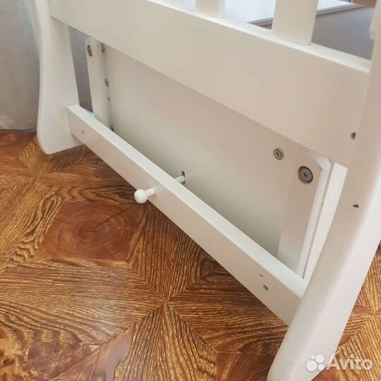 Детская кроватка с маятником и ящиком