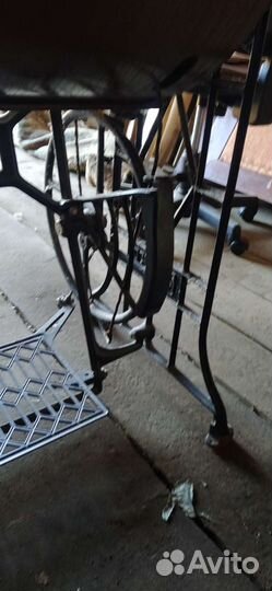 Старинная швейная машинка