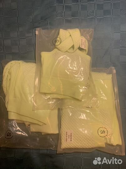 Спортивный бесшовный костюм