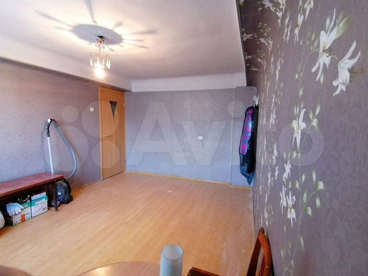 Комната 23,7 м² в 2-к., 1/3 эт.