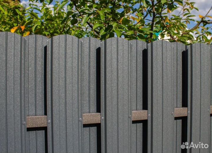 Металлический штакетник в форме трапеции