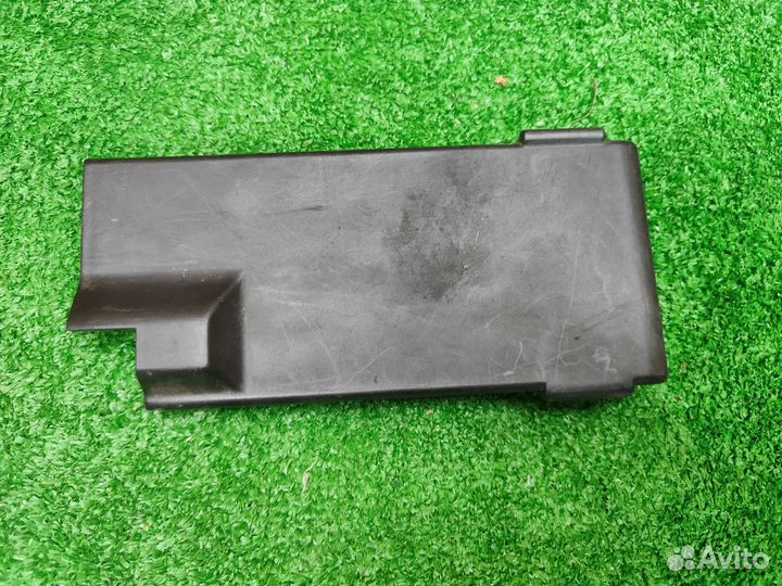 Крышка блока реле левая Volkswagen Passat B6