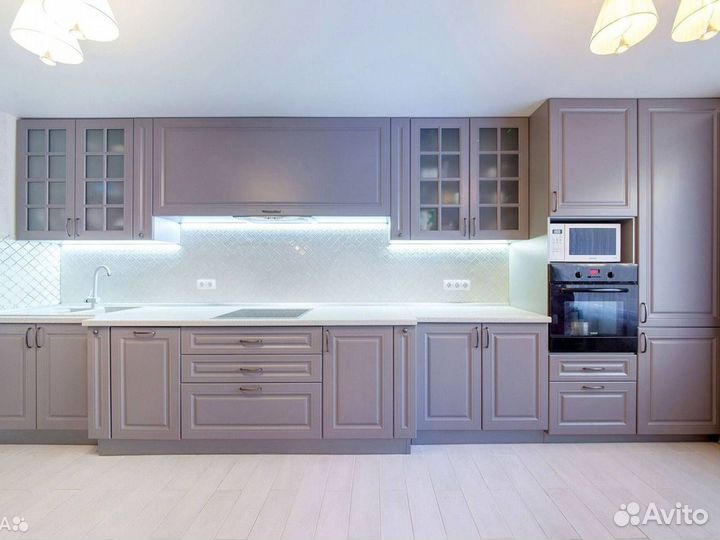 Кухонный гарнитур с каменным островом