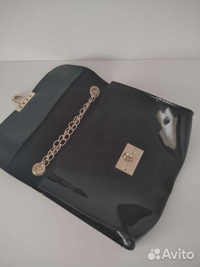 Сумка на плечо с цепочкой и текстовым принтом