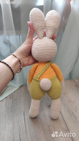 Игрушка Кролик (заяц) вязаный крючком