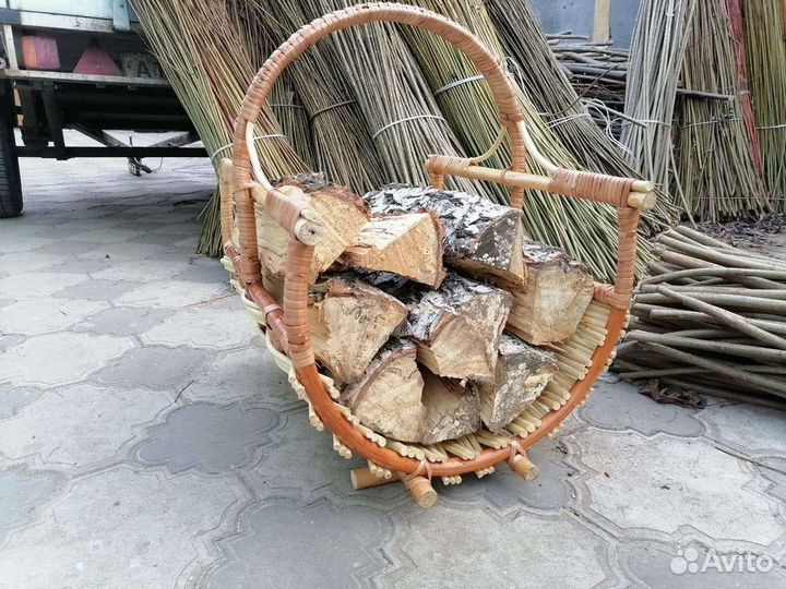 Плетёная дровница для камина