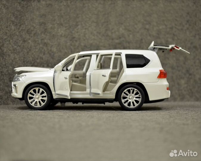 Машина Lexus LX570 белая модель 1:24