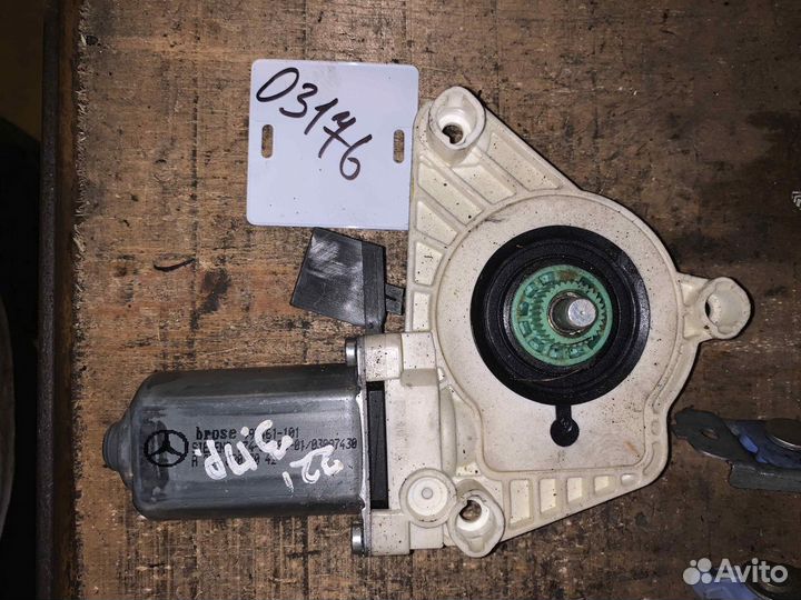 Моторчик заднего правого стеклоподъемника W221 A2218207042