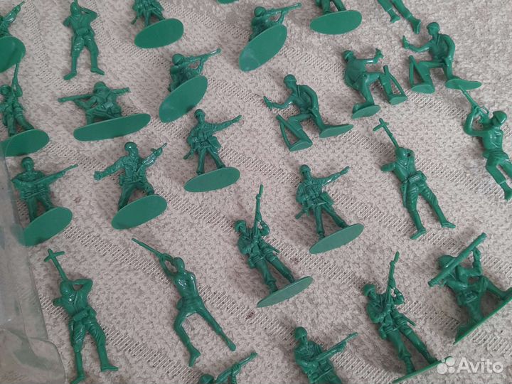 Набор солдатиков в банке в отличном состоянии