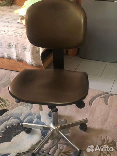 Стул мастера маникюра