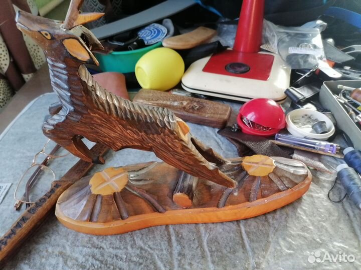 Скульптура оленя из дерева