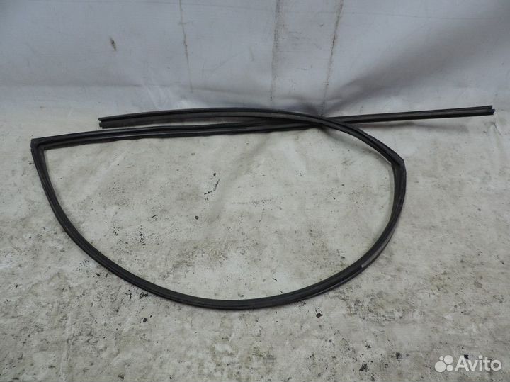 Уплотнитель стекла двери передний левый Toyota All