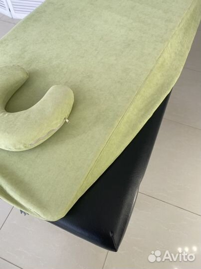 Массажная кушетка с подушками