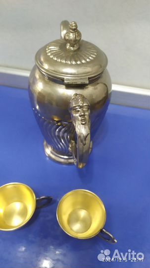 Чайник старинный и чашечки