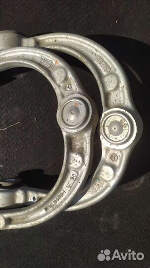 Передний верхний левый рычаг Мерседес мл 164