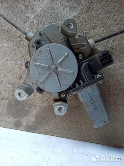 Стеклоподъемник электрический(с мотором) задний