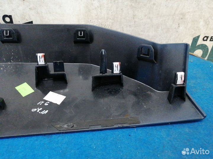 Накладка заднего фонаря правая L8B2-28660 Land