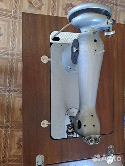 Швейная машина бытовая, 2м-22 ножной привод