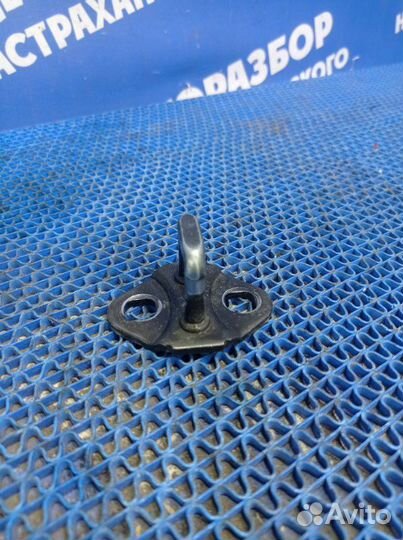 Ответная часть замка багажника Mazda Demio 2