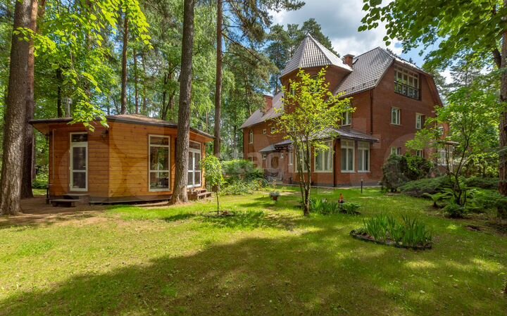 Коттедж 300 м² на участке 11,3 сот.