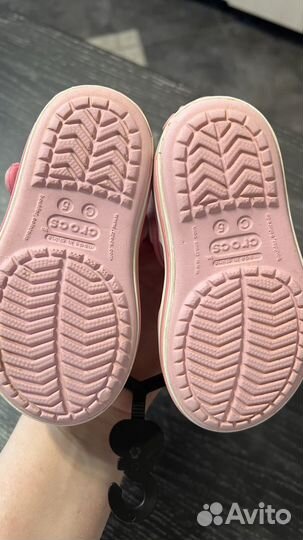 На доставке. Босоножки для девочки crocs c5