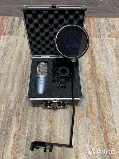 Студийный микрофон akg perception 220