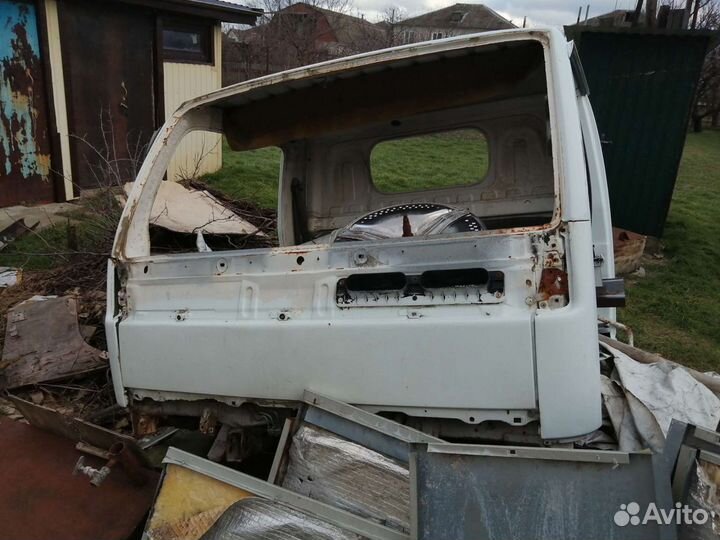 Кабина Nissan Atlas в разборе