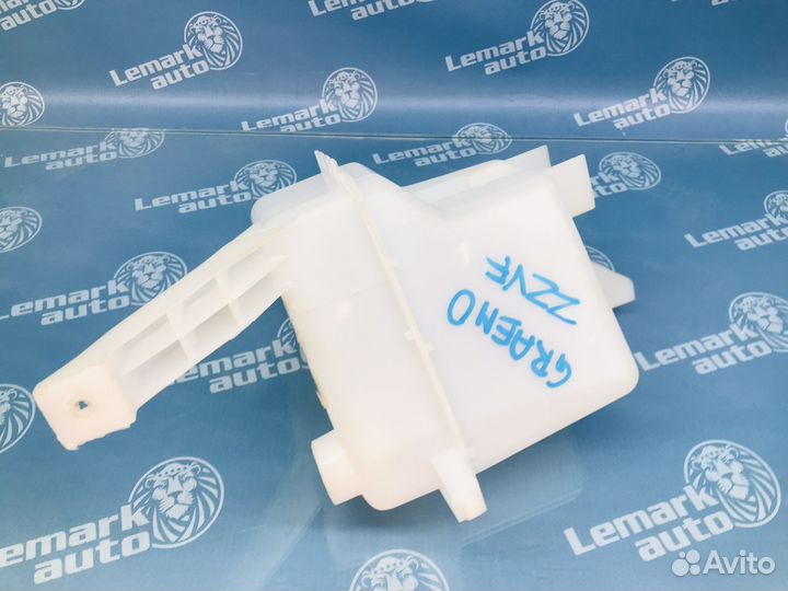 Бачок омывателя лобового стекла Nissan Tiida C11