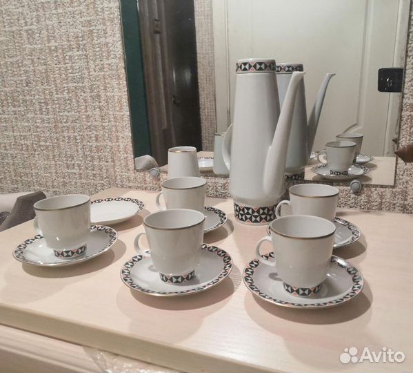 Сервиз с геометрическим орнаментом