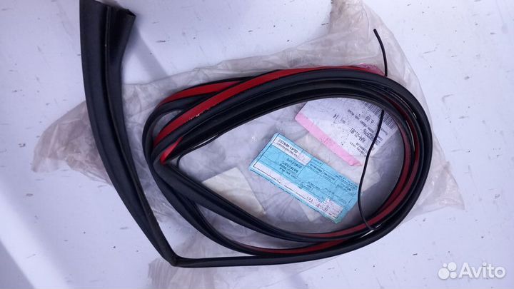 Freelander 2 уплотнитель кузова правый LR021925