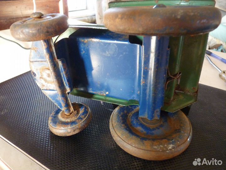 Детская игрушка трактор 50х. годов